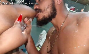 Acabou a água Toma banho de leite!   Fist,amamentação adulta,greluda e lactação