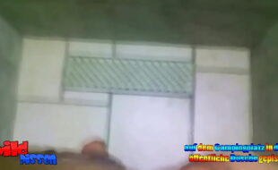 Auf dem Campingplatz in die öffentliche Dusche gepisst