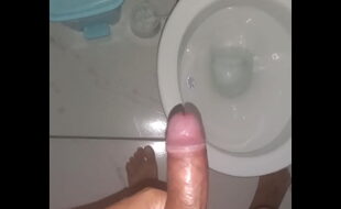 Batendo punheta de madrugada depois de acordar