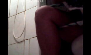 Câmera escondida sogra mijando