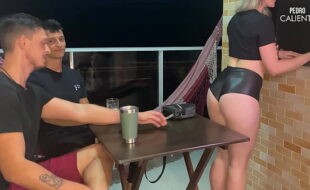 CASADA DEU COM VONTADE NA FRENTE DO CORNO (Parte 1)