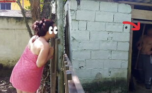 Chuveiro não funciona, mulher casada pede ajuda ao caseiro da chácara usando apenas uma toalha e paga com sexo