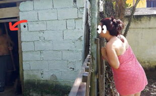 Chuveiro não funciona, mulher casada pede ajuda ao zelador da fazenda usando apenas uma toalha e paga com sexo