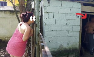 Chuveiro não funciona, mulher casada pede ajuda ao zelador da fazenda usando apenas uma toalha e paga com sexo