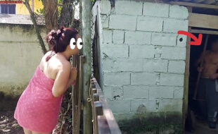 Chuveiro não funciona, mulher casada pede ajuda ao zelador da fazenda usando apenas uma toalha e paga com sexo