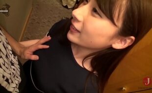 美人でスタイルの良いdカップ美人、網タイツ越しにマンコをクンニされて喜びながら、チンポを求め自ら腰を振り出す [HMHI-098]