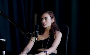 Esteve dentro de um relacionamento abusivo e foi internada no hospital psiquiátrico, vive um trisal, é massoterapeuta - Kamilla Werneck (SHEER/RED)