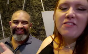 Fiz ménage na festa nudista na casa de swing