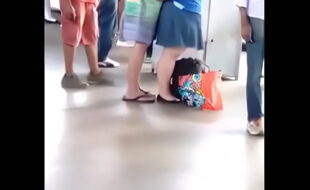 Gordinha safadinha bate uma pra namorado na fila do ônibus