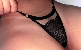Gostosa exibindo sua buceta greluda