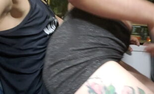 Gozando gostoso na buceta da loira dentro do busão