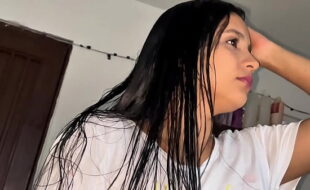 Hijastra se cambia enfrente de su padrastro! Le hace mamada profunda y se toma toda la leche! Subtitulado