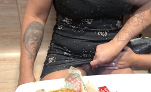 Lanche com putaria! Esposas nuas no Méqui fazem segurança implorar por sexo no drive thru