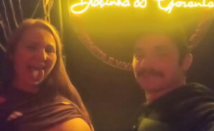 Levei pau amigo numa festa de swing