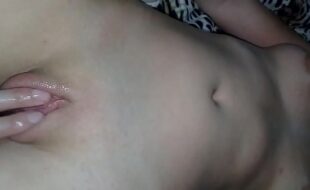 Manu gozando na siririca