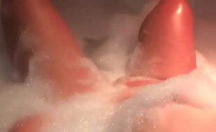 Morena Batendo siririca na banheira