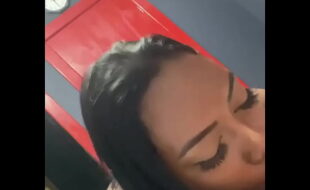 MORENA SAFADA PAGANDO UM BOQUETE BEM BABADO