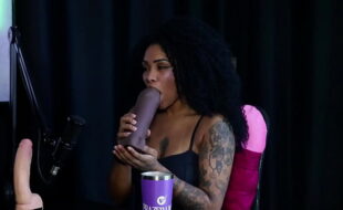 Negra safada mostra os peitos e demonstra seu boquete depois de falar que tem interesse em fazer fisting, e gosta de botar o cintaralho - Sara Ventur (SHEER/RED)