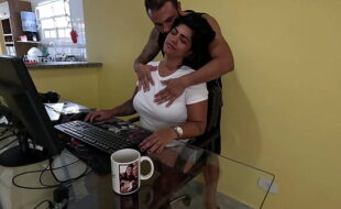 Nicoly Mattos não resistiu e deu o cuzinho no sofá da recepção depois de mamar o pau do chefe no escritório