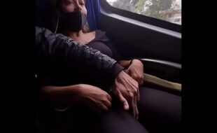 Pedi para um desconhecido tocar uma siririca dentro do onibus para mim ! / Mari e Chell /