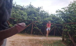 Punheta para safada que passava em público!