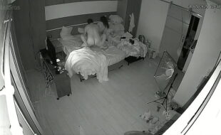 Trisal flagrado em momentos intimos