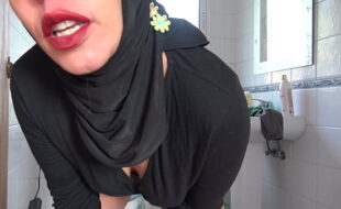 turkish bisexual milf pissing from her hairy pussy