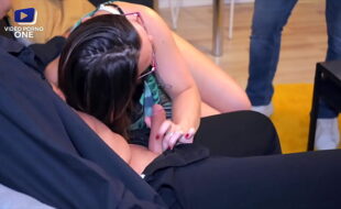 Une maman se fait baiser devant son mari candauliste...