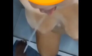 Usei minha esposa como privada de macho e mijando nela sem dó