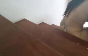 Camera pegou a mulher do coroa transando com o porteiro na escada