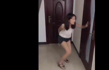 China Girls Very Desperate to Pee