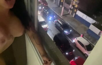 Dando pro meu amigo na janela aberta