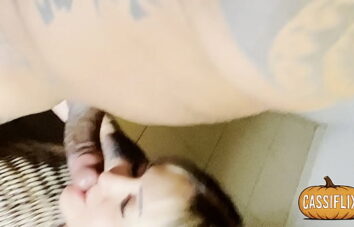 Depois da sessão de fotos da Batgirl ela fodeu gostoso com dois negros Pauzudos que arrombaram sua bucetinha greluda.