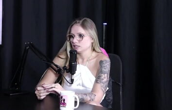 Era nova quando teve sua primeira experiência de menage com mulher, e é mais submissa com homens, e pra chupar uma buceta… – Naty Varga (SHEER/RED)