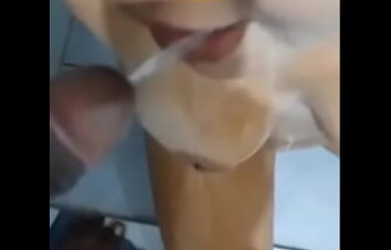 Humilhei minha esposa como cadela de quintal mijando na boca dela