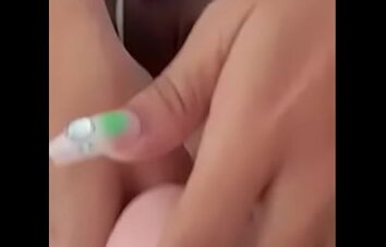 Me masturbo con un dildo gigante que me deja muy abierta mi vagina