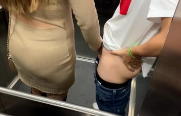 Sexo público en el ascensor después de la fiesta con mi amiga. Nos descubren!